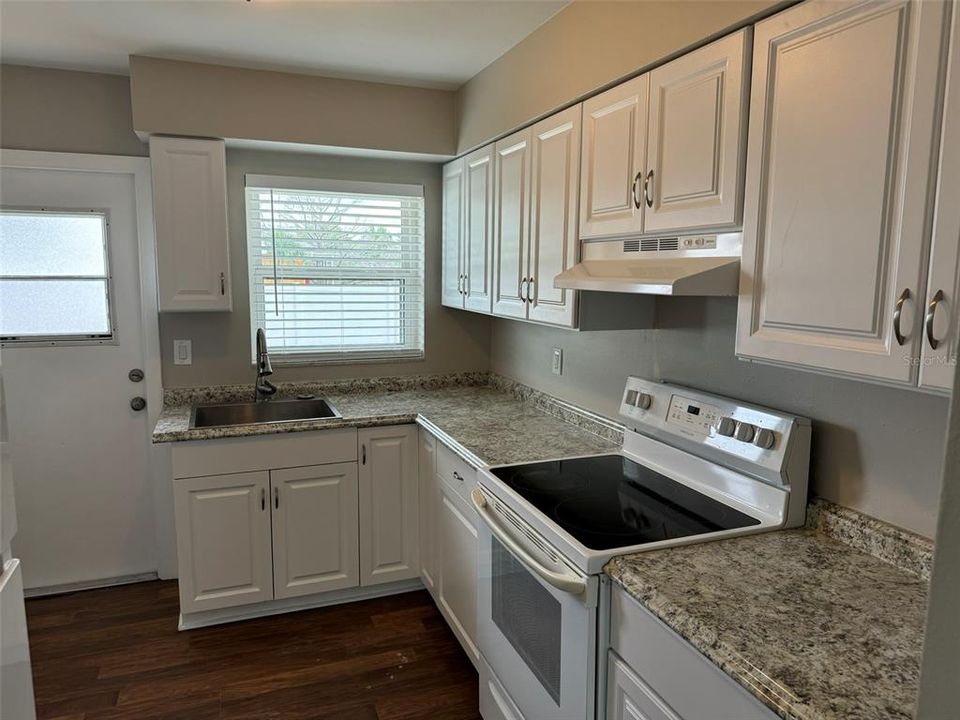 Active With Contract: $1,400 (2 beds, 1 baths, 1170 Square Feet)