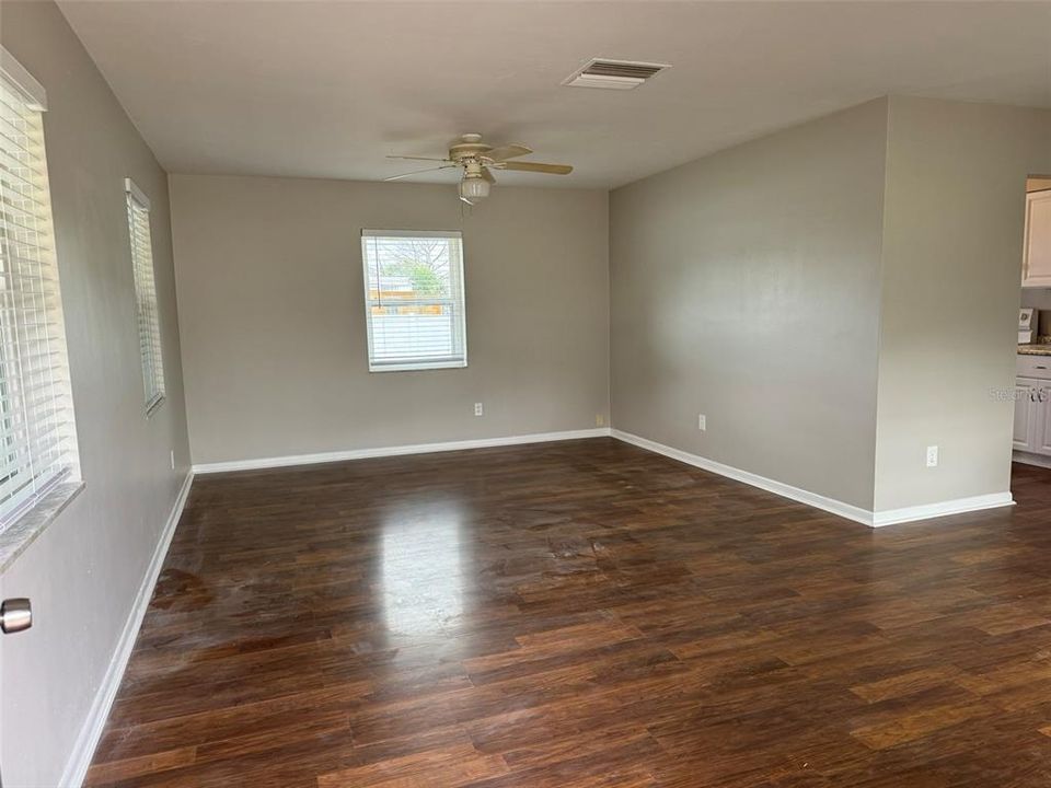 Active With Contract: $1,400 (2 beds, 1 baths, 1170 Square Feet)