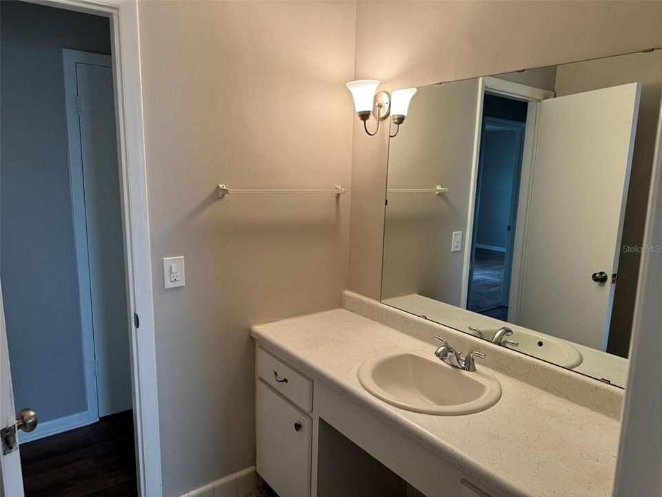 Active With Contract: $1,400 (2 beds, 1 baths, 1170 Square Feet)