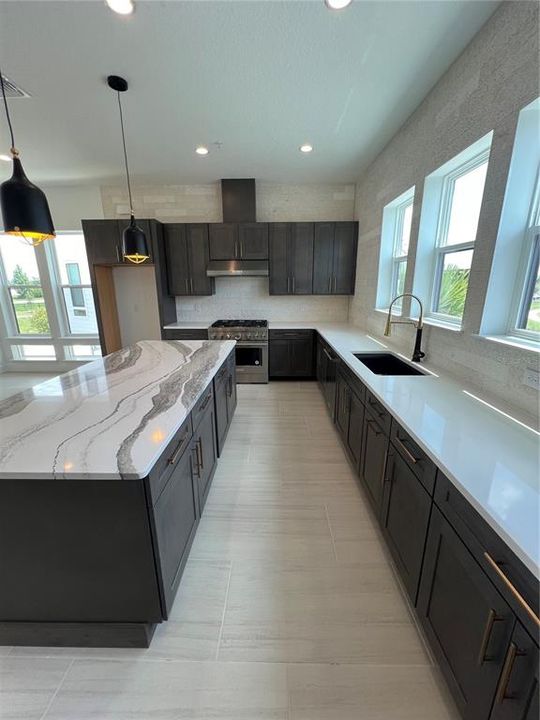 Kitchen - backsplash to the ceiling