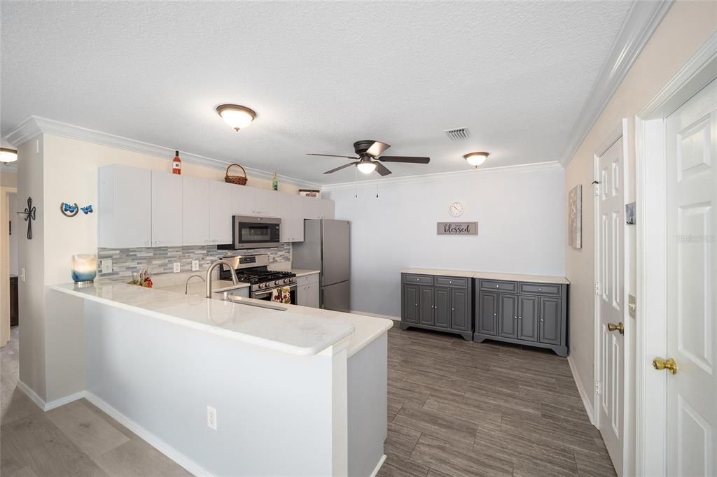 For Sale: $299,900 (2 beds, 2 baths, 1156 Square Feet)