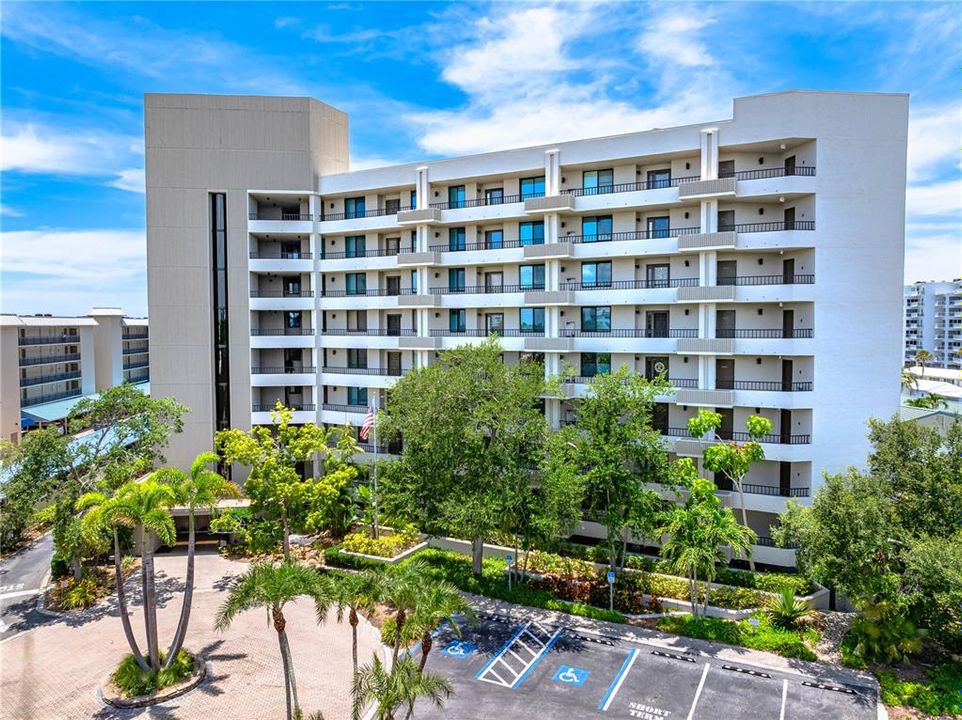 For Sale: $1,400,000 (2 beds, 2 baths, 1562 Square Feet)