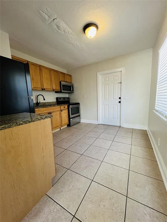 For Rent: $2,100 (2 beds, 1 baths, 922 Square Feet)
