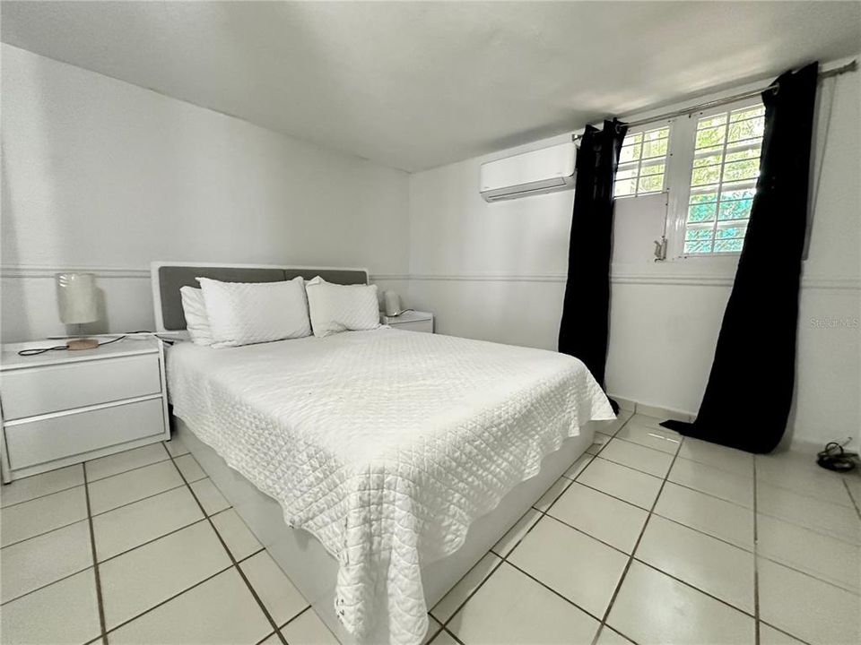 For Sale: $350,000 (2 beds, 1 baths, 889 Square Feet)