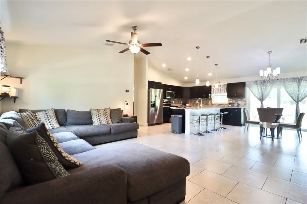 For Sale: $375,000 (3 beds, 2 baths, 1427 Square Feet)