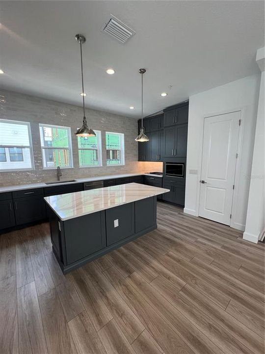 Kitchen - backsplash to the ceiling