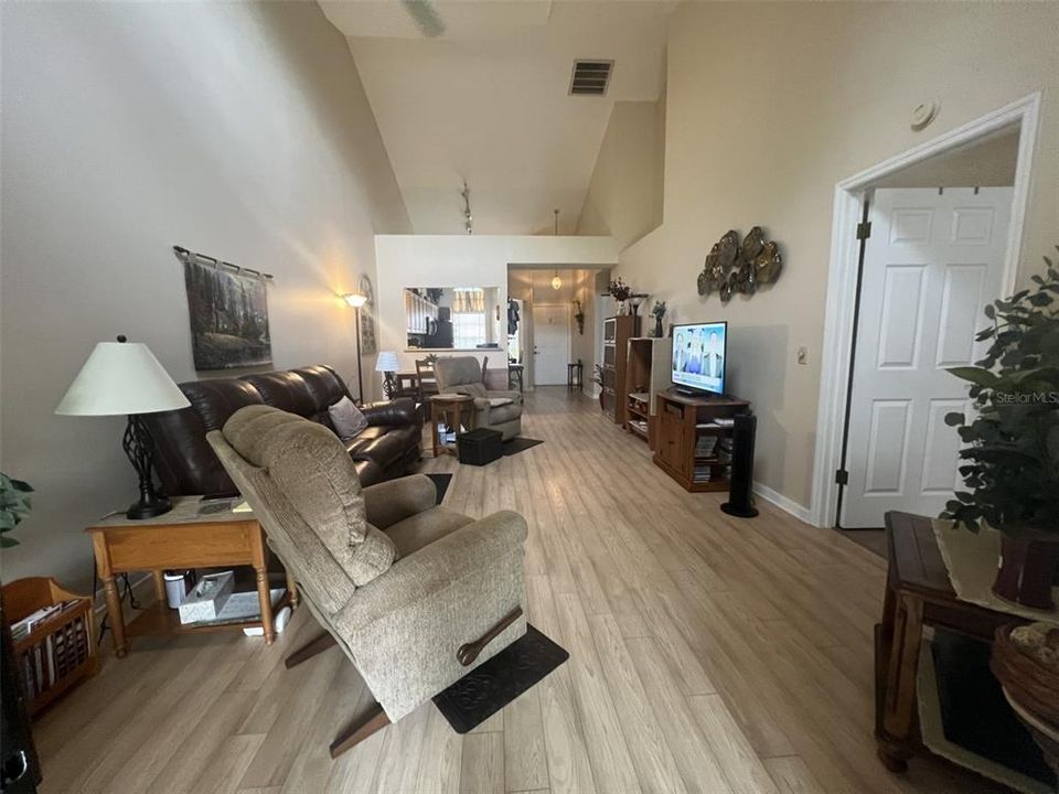 For Sale: $224,600 (2 beds, 2 baths, 1179 Square Feet)