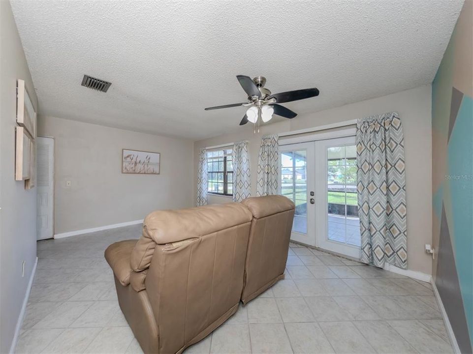 For Sale: $249,900 (3 beds, 2 baths, 952 Square Feet)