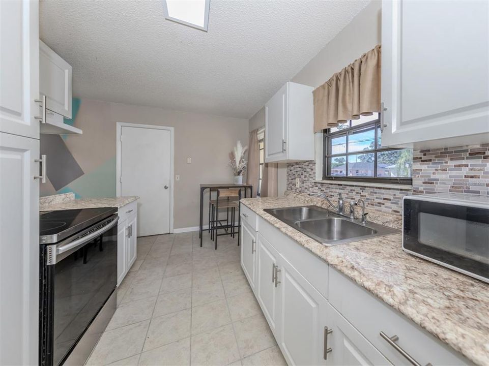 For Sale: $249,900 (3 beds, 2 baths, 952 Square Feet)