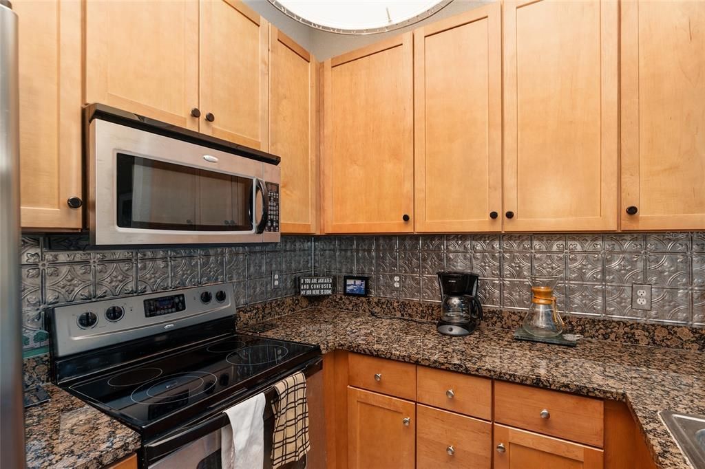 For Sale: $264,000 (1 beds, 1 baths, 990 Square Feet)