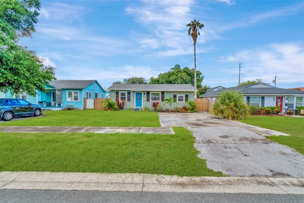 For Sale: $430,000 (3 beds, 2 baths, 836 Square Feet)