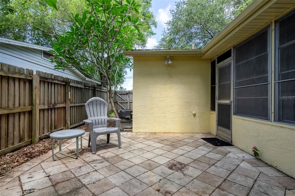 For Sale: $300,000 (2 beds, 1 baths, 825 Square Feet)