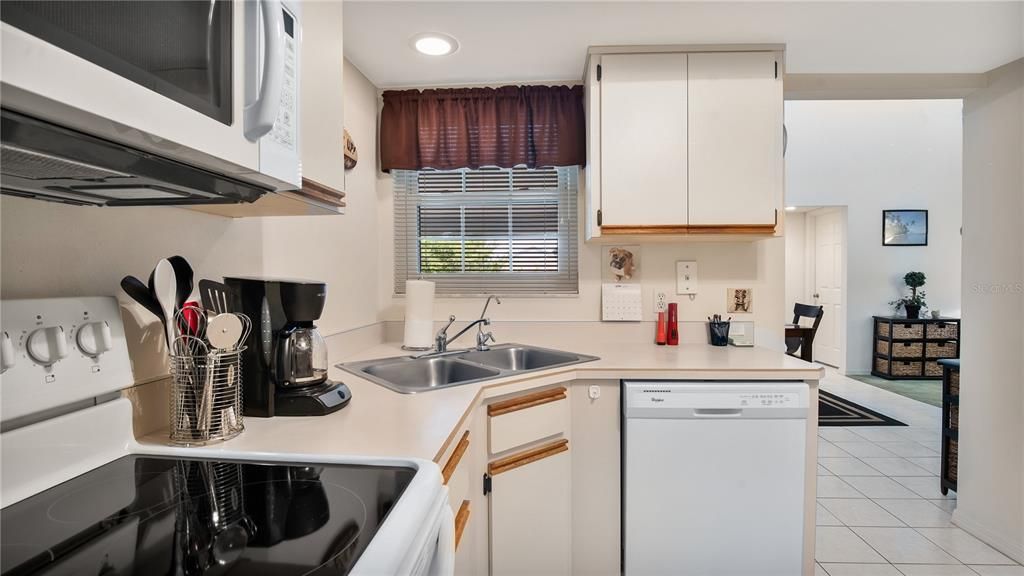 For Sale: $407,500 (2 beds, 2 baths, 1028 Square Feet)