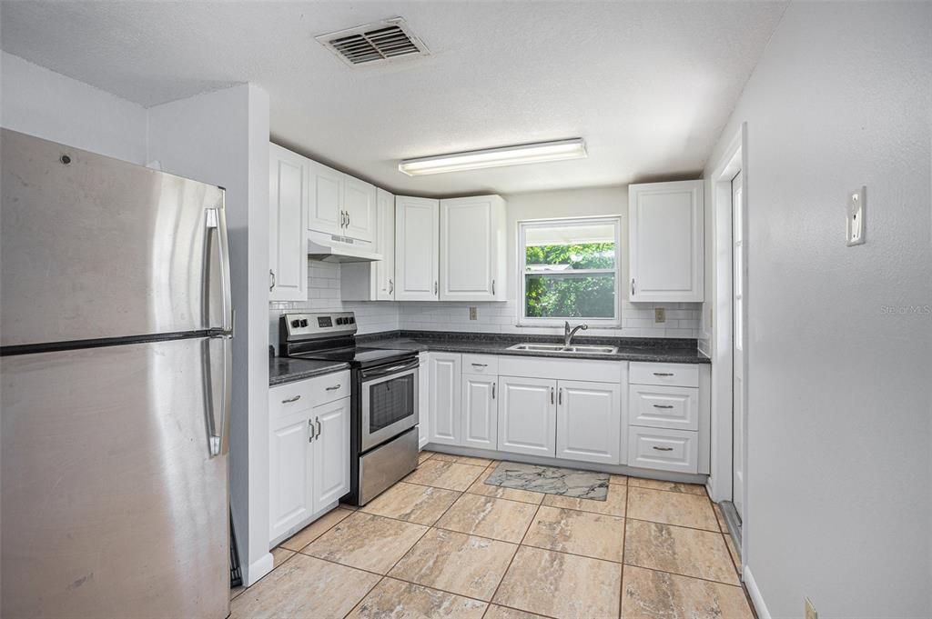 For Rent: $2,100 (3 beds, 1 baths, 1066 Square Feet)