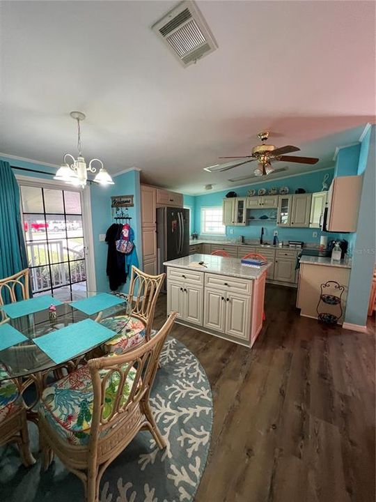 For Sale: $299,000 (2 beds, 2 baths, 1188 Square Feet)