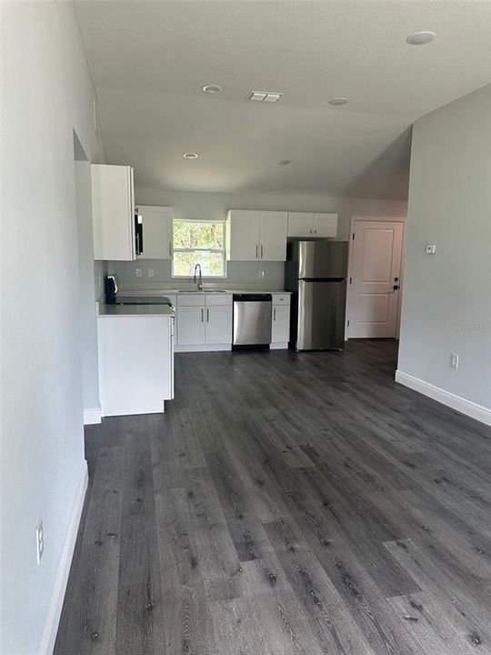 For Rent: $1,900 (3 beds, 2 baths, 1011 Square Feet)