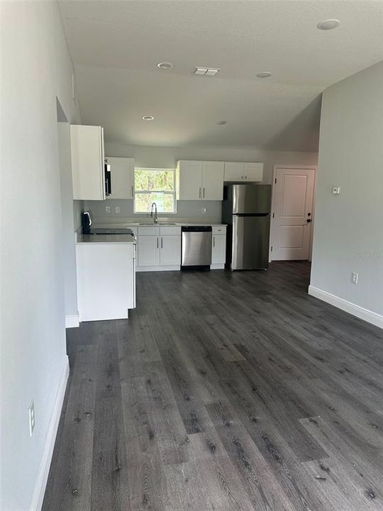 For Rent: $1,900 (3 beds, 2 baths, 1011 Square Feet)