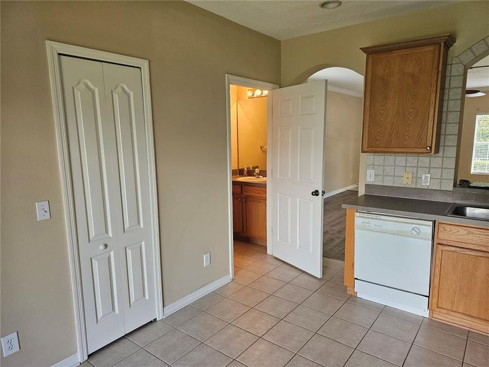 For Rent: $1,950 (2 beds, 2 baths, 1240 Square Feet)