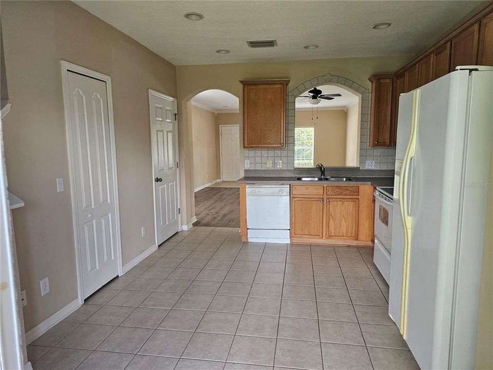 For Rent: $1,950 (2 beds, 2 baths, 1240 Square Feet)