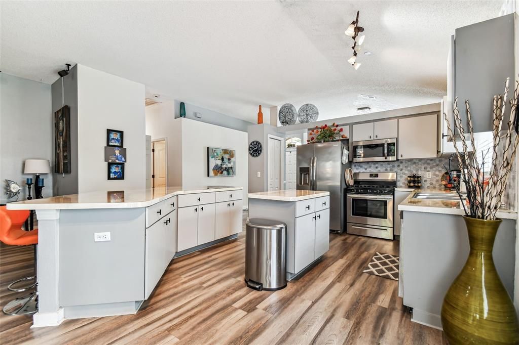 For Sale: $399,900 (3 beds, 2 baths, 1553 Square Feet)