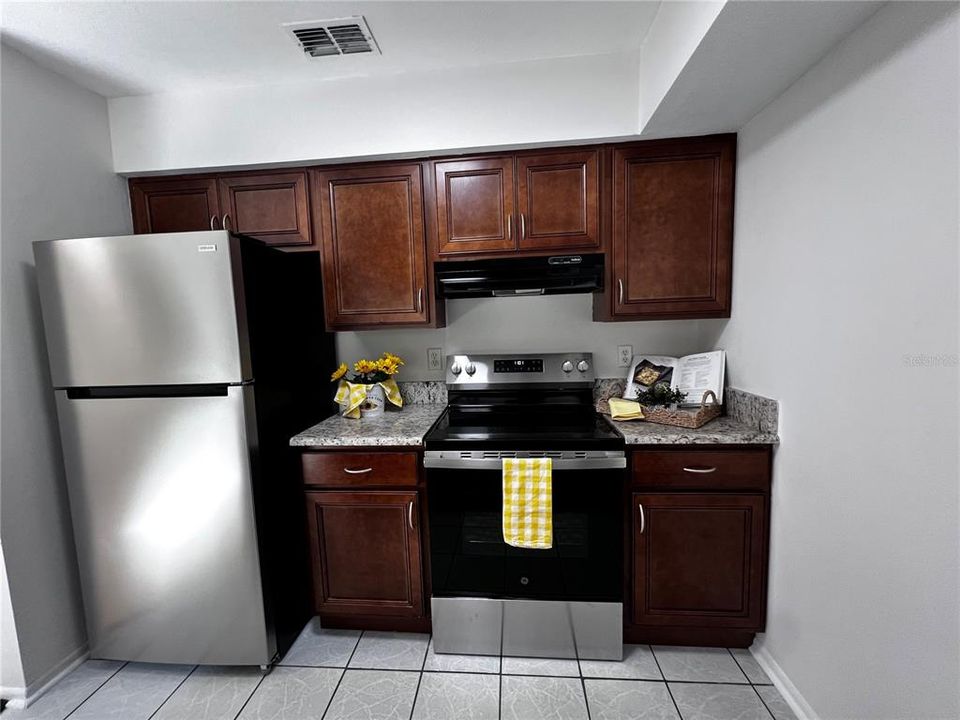 For Sale: $275,000 (2 beds, 2 baths, 1044 Square Feet)