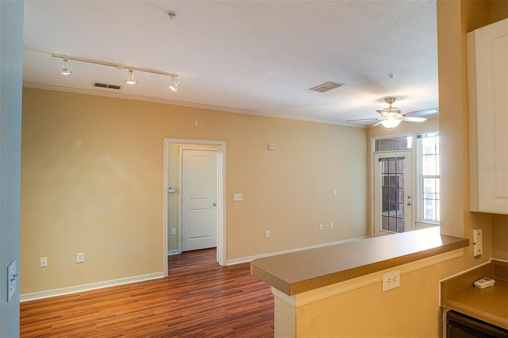 For Sale: $229,500 (1 beds, 1 baths, 792 Square Feet)