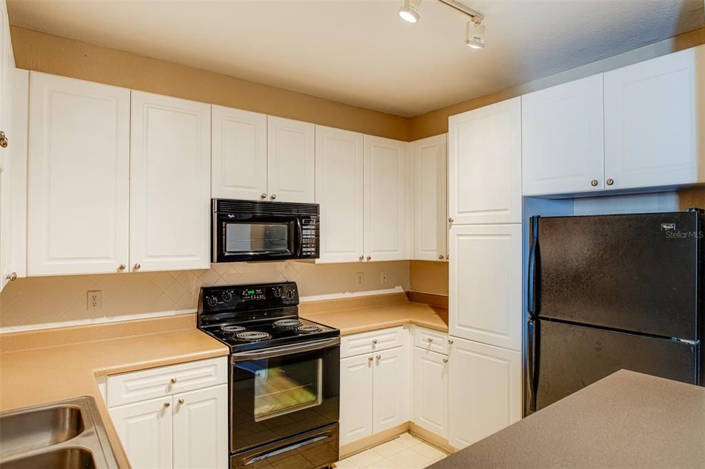 For Sale: $229,500 (1 beds, 1 baths, 792 Square Feet)