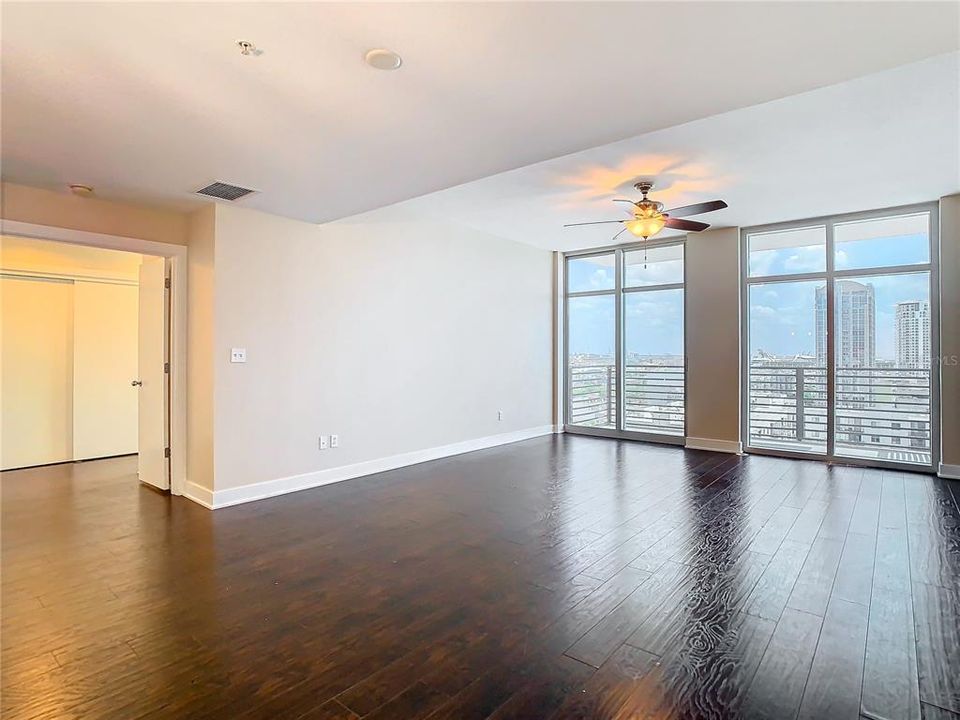 For Sale: $695,000 (2 beds, 2 baths, 1320 Square Feet)