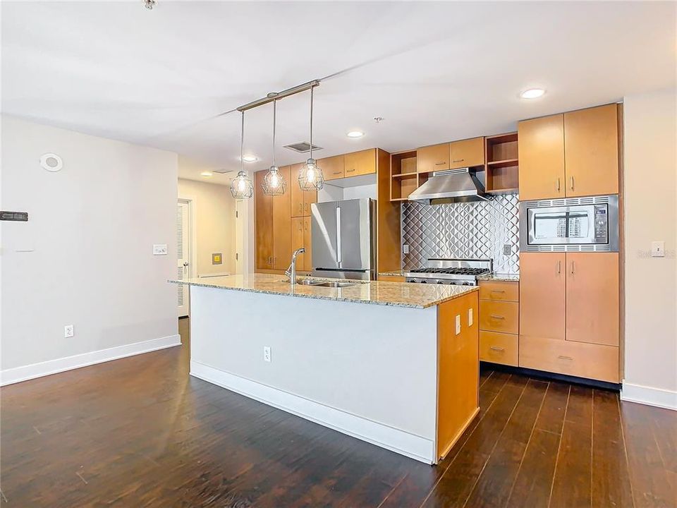 For Sale: $695,000 (2 beds, 2 baths, 1320 Square Feet)