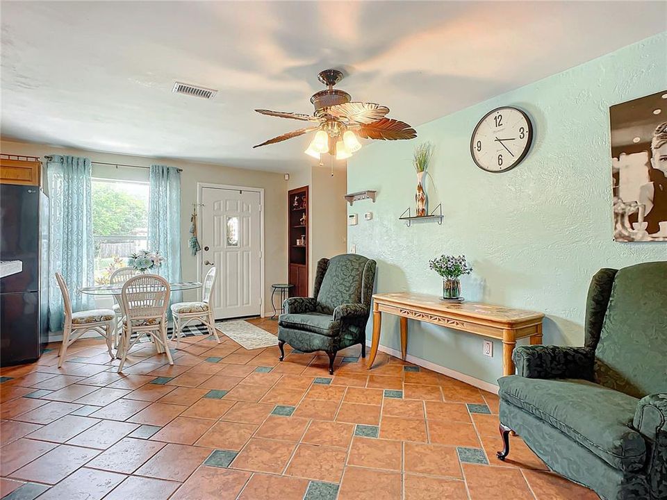 For Sale: $285,000 (4 beds, 2 baths, 1712 Square Feet)