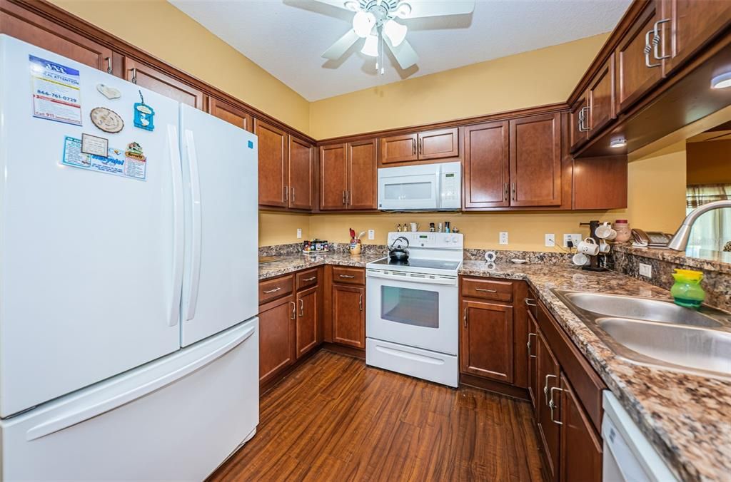 For Sale: $299,900 (2 beds, 2 baths, 1243 Square Feet)