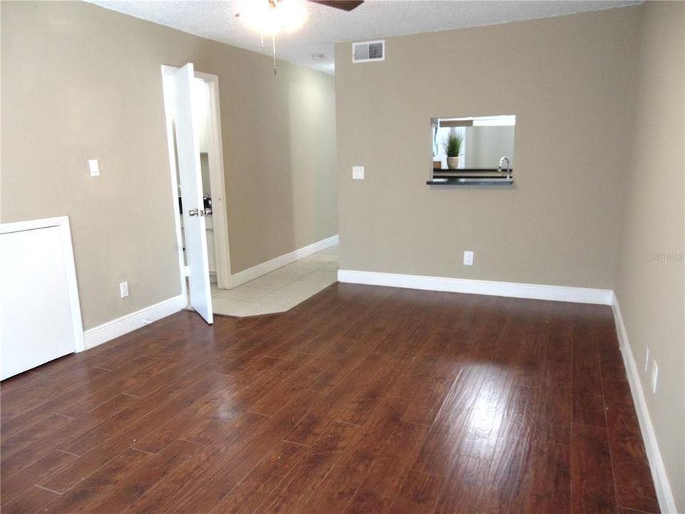 For Rent: $2,095 (2 beds, 1 baths, 864 Square Feet)