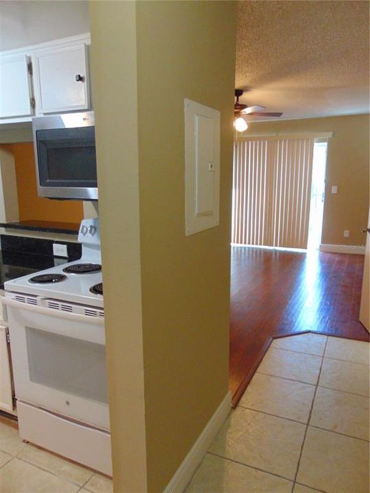 For Rent: $2,095 (2 beds, 1 baths, 864 Square Feet)