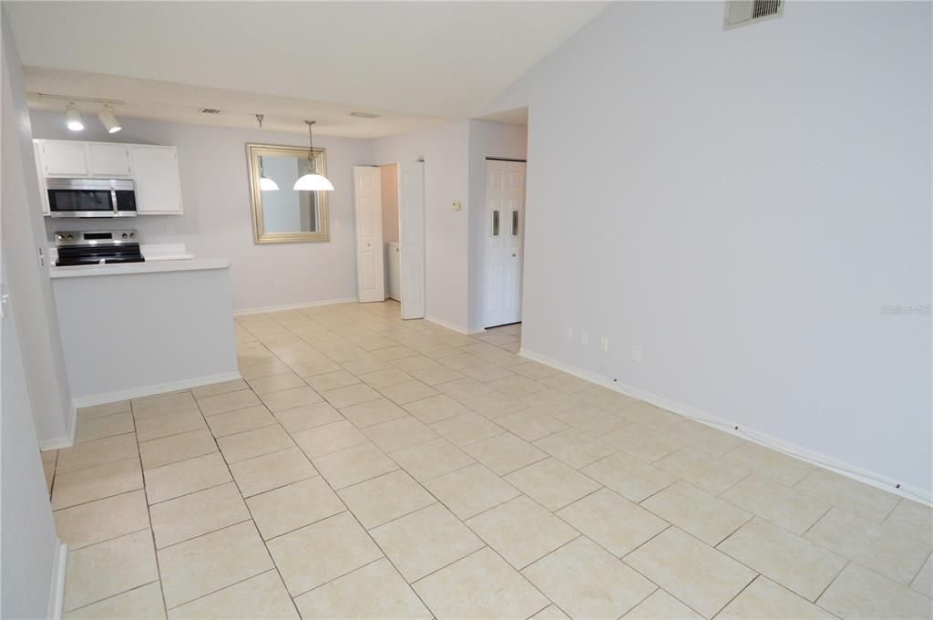 For Rent: $1,500 (1 beds, 1 baths, 729 Square Feet)