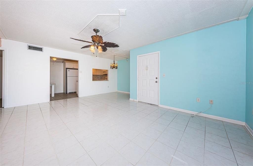 For Sale: $215,000 (2 beds, 2 baths, 1038 Square Feet)