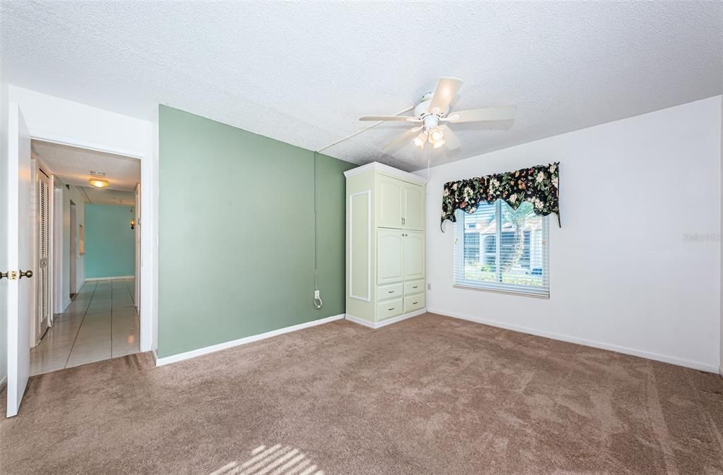 Built in kitchen feature with quartz table