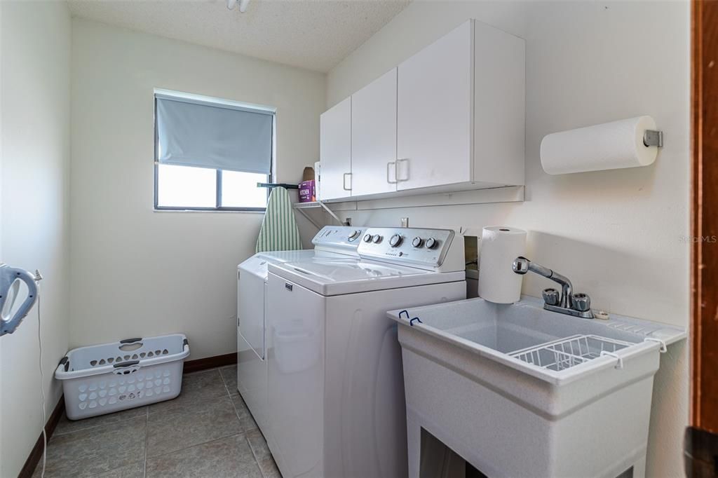 Laundry room with sink