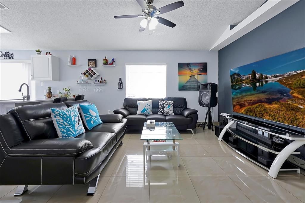 Active With Contract: $336,995 (3 beds, 2 baths, 1152 Square Feet)