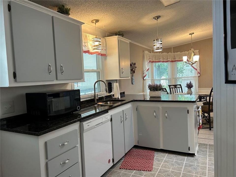 For Sale: $184,900 (2 beds, 2 baths, 1144 Square Feet)