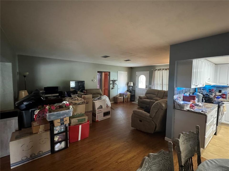 For Sale: $315,000 (4 beds, 2 baths, 1979 Square Feet)