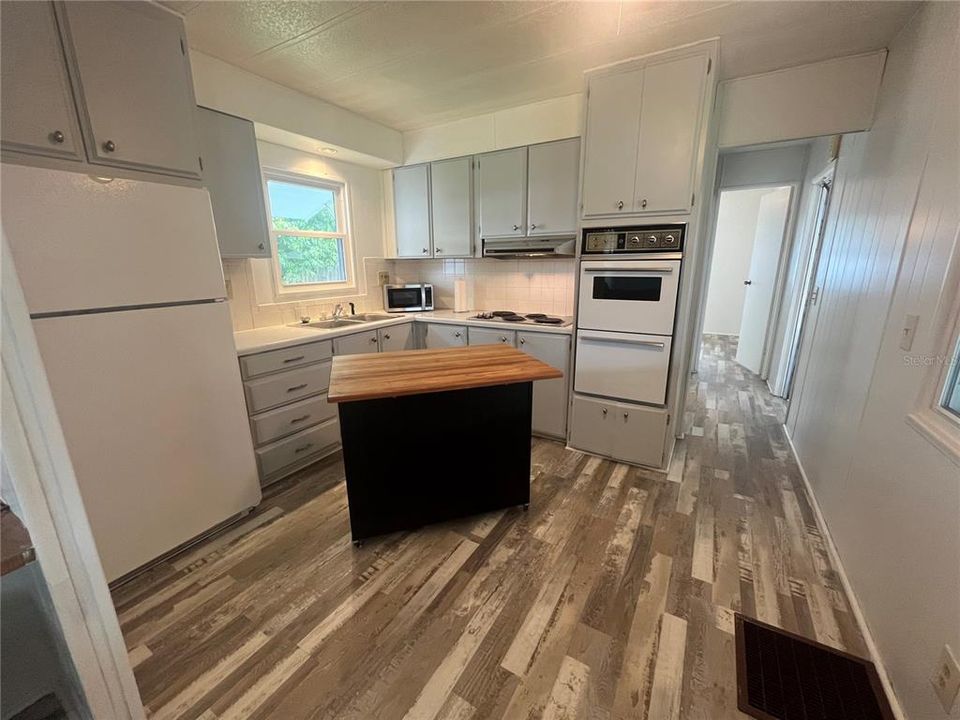 For Sale: $120,000 (2 beds, 2 baths, 1099 Square Feet)