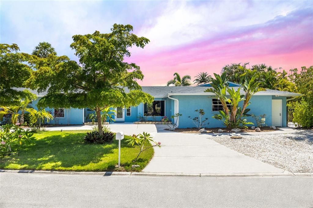 For Sale: $2,295,000 (4 beds, 2 baths, 2527 Square Feet)