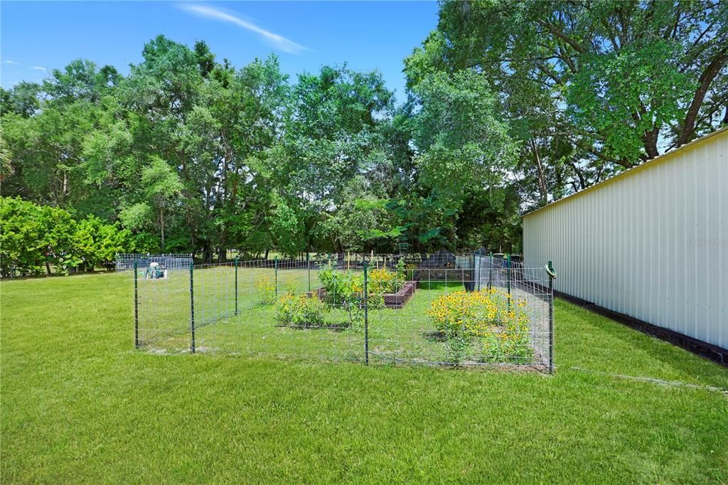 Fully fenced Garden area to show off your green thumb!