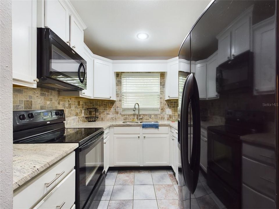 For Rent: $1,850 (2 beds, 2 baths, 930 Square Feet)