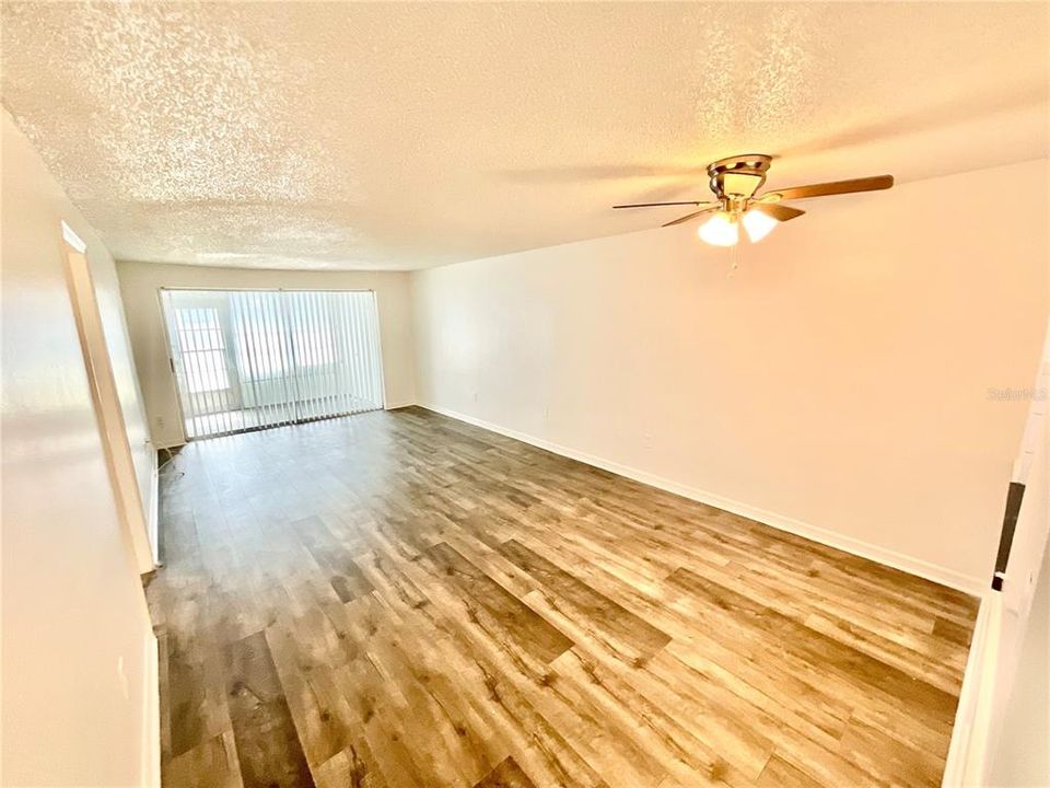 For Sale: $125,000 (2 beds, 2 baths, 888 Square Feet)