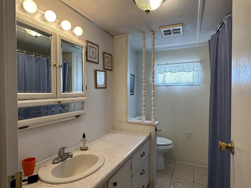 Active With Contract: $1,350 (2 beds, 1 baths, 672 Square Feet)