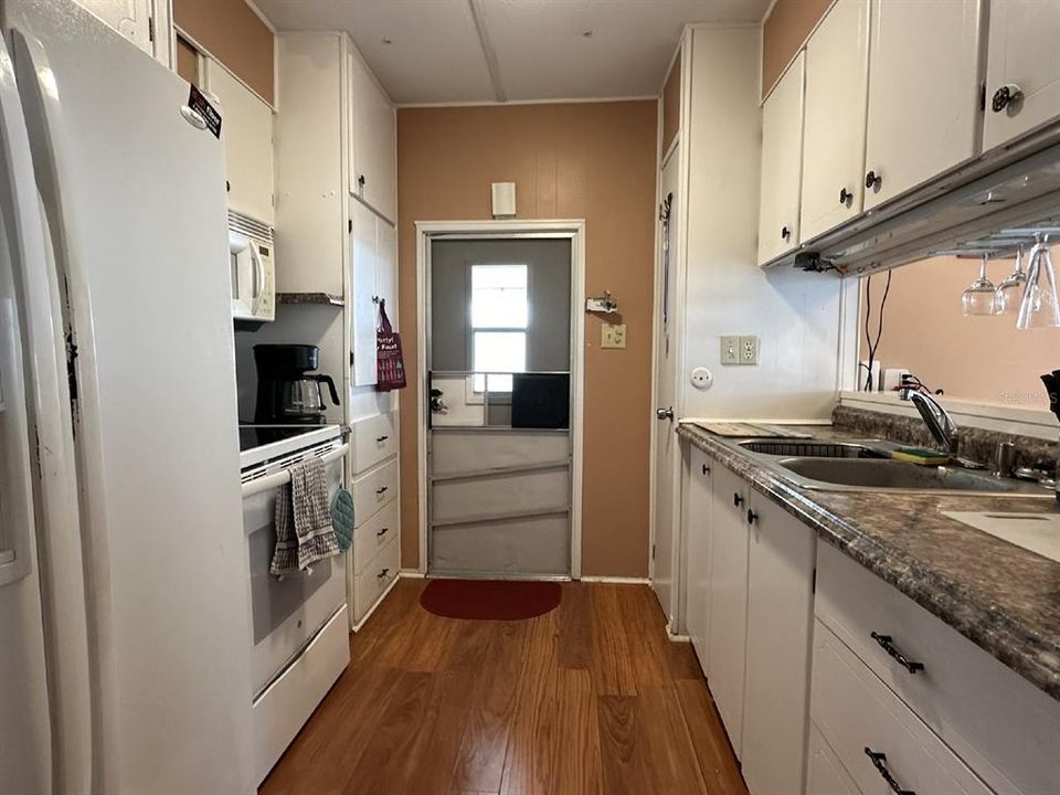 Active With Contract: $1,350 (2 beds, 1 baths, 672 Square Feet)