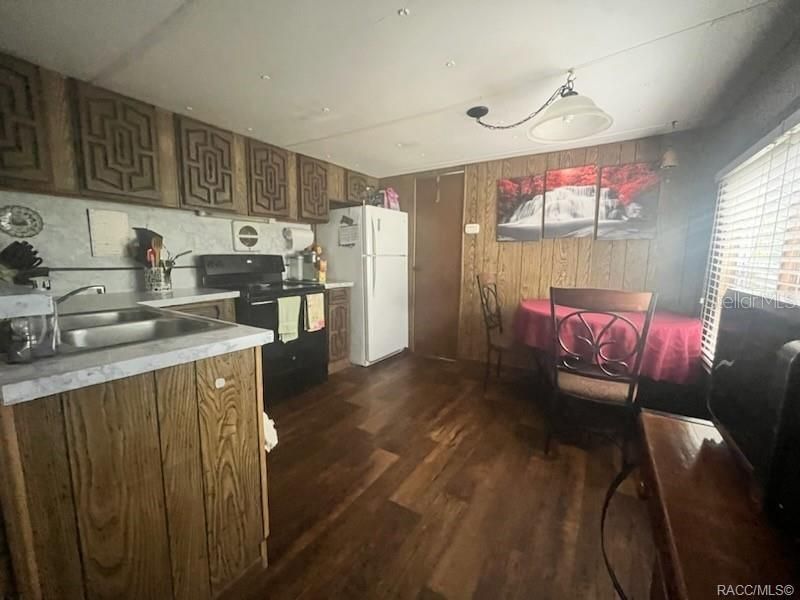 For Sale: $124,900 (2 beds, 1 baths, 672 Square Feet)