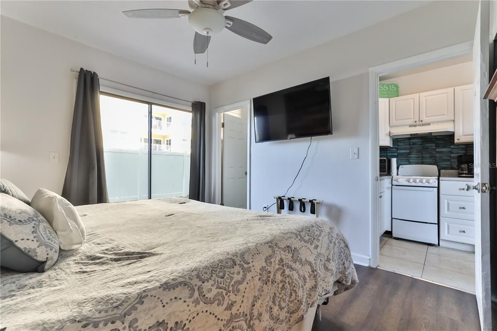 For Sale: $312,000 (2 beds, 2 baths, 672 Square Feet)