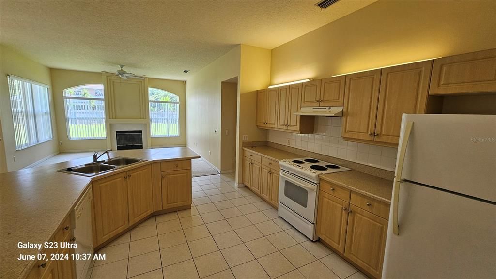 For Rent: $2,700 (4 beds, 2 baths, 2474 Square Feet)